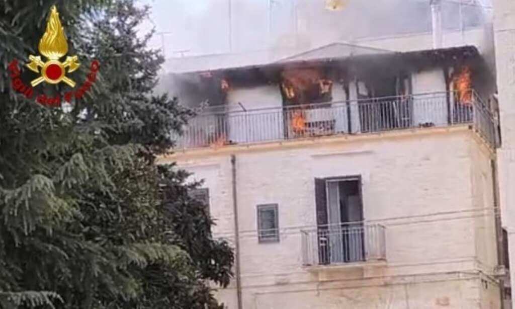 Galleria foto 'Paura a Ruvo di Puglia, divampa l’incendio in una mansarda: in salvo una donna' - foto 4