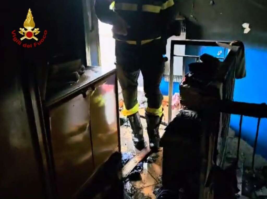Galleria foto 'Paura a Ruvo di Puglia, divampa l’incendio in una mansarda: in salvo una donna' - foto 2