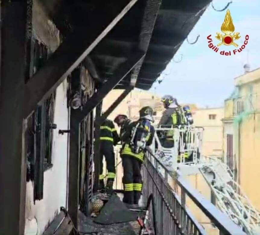 Galleria foto 'Paura a Ruvo di Puglia, divampa l’incendio in una mansarda: in salvo una donna' - foto 3