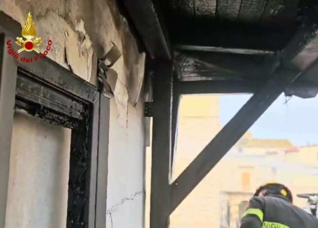 Galleria foto 'Paura a Ruvo di Puglia, divampa l’incendio in una mansarda: in salvo una donna' - foto 1