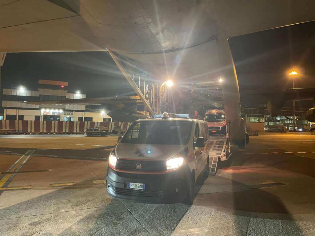 Galleria foto 'Neonato rischia di morire: trasferito d’urgenza dal Miulli a Roma con un volo dell’Aeronautica – FOTO' - foto 1