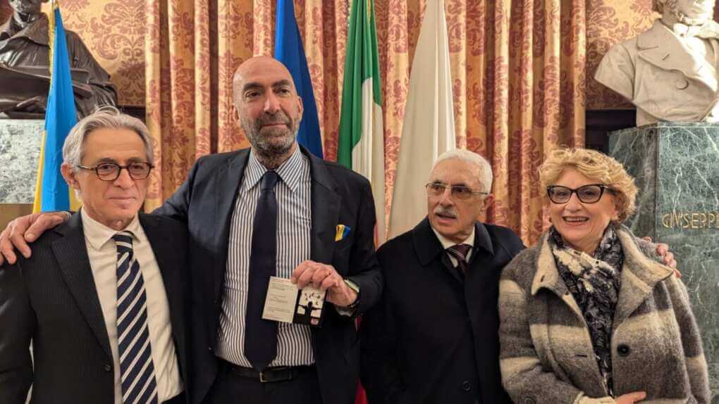 Bari, il sindaco Leccese rinnova la tessera all’Anpi: «Libertà e democrazia non hanno prezzo» Bari, il sindaco Leccese rinnova la tessera all’Anpi: «Libertà e democrazia non hanno prezzo»