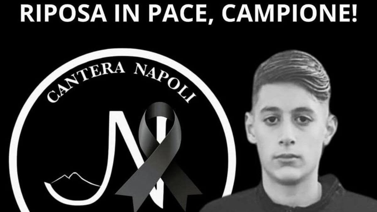 Napoli, colto da un malore in campo prima degli allenamenti di calcio: perde la vita un 14enne