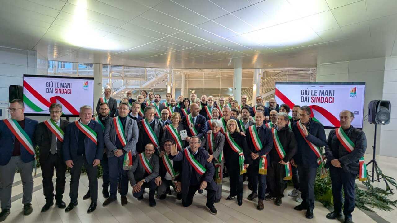 Puglia, i primi cittadini contro la norma “anti-sindaci”: «Rivendichiamo un diritto»