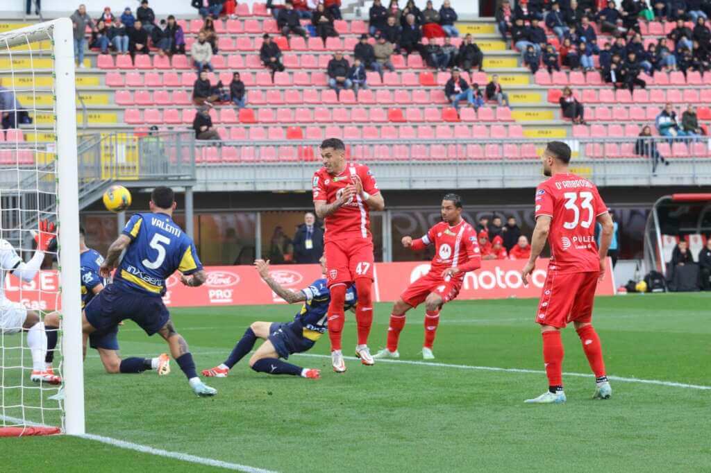 Galleria foto 'Serie A, Bonny risponde ad Izzo: Monza-Parma 1-1. Chivu evita la sconfitta e Nesta resta ultimo' - foto 1