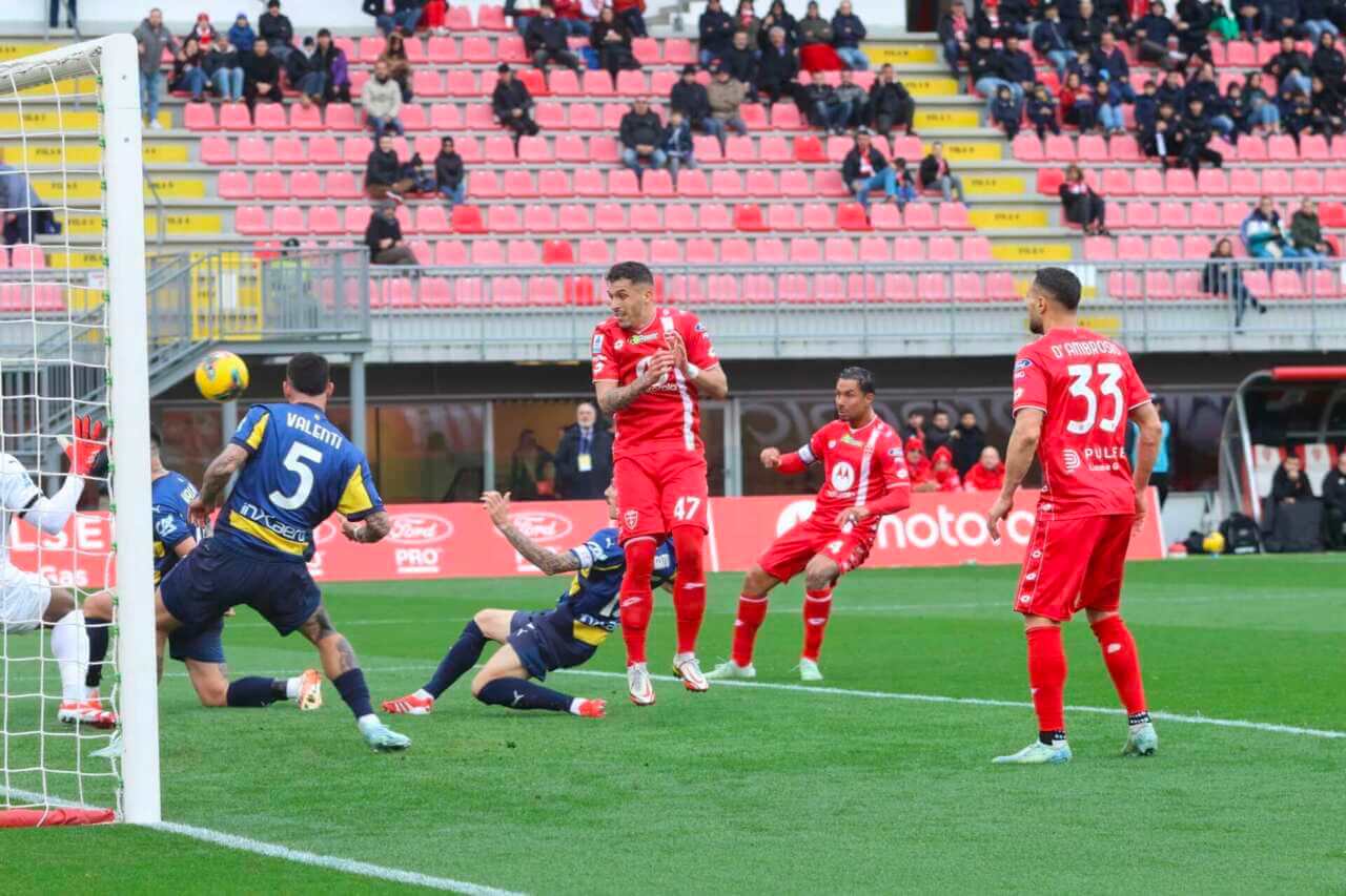 Serie A, Bonny risponde ad Izzo: Monza-Parma 1-1. Chivu evita la sconfitta e Nesta resta ultimo