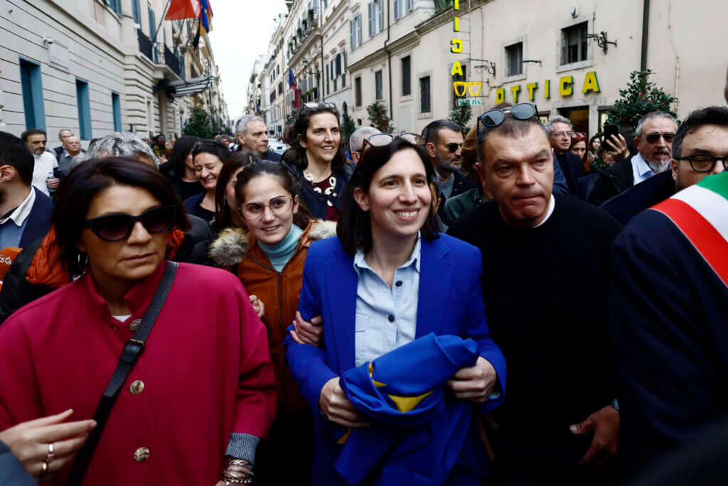 Galleria foto '“Una piazza per l’Europa”, folla blu a Roma per la manifestazione. Schlein: «Oggi non è giorno di polemiche»' - foto 1