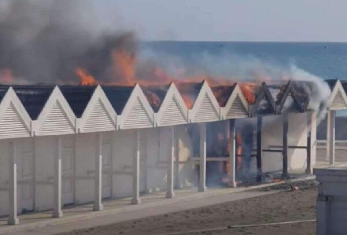 Ostia, in due giorni incendiati 7 stabilimenti balneari: fermato un 25enne Ostia, in due giorni incendiati 7 stabilimenti balneari: fermato un 25enne