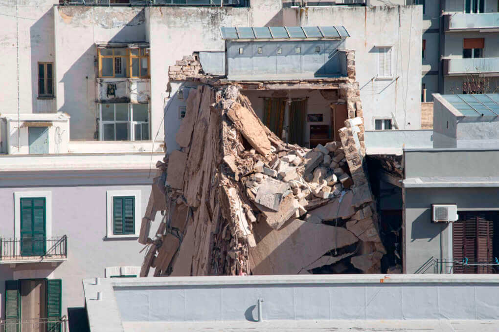Palazzina crollata a Bari, demolizione a spese dei condomini senza casa Palazzina crollata a Bari, demolizione a spese dei condomini senza casa