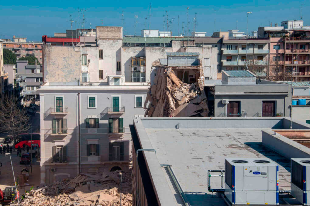 Palazzina crollata a Bari, la Procura autorizza il Comune alla demolizione della porzione residua Palazzina crollata a Bari, la Procura autorizza il Comune alla demolizione della porzione residua