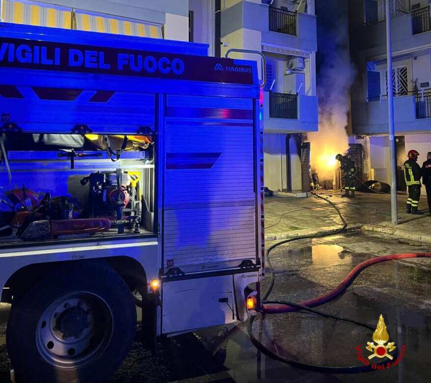 Incendio nel Barese, a fuoco il deposito di un locale a Grumo Appula: nessun ferito – FOTO Incendio nel Barese, a fuoco il deposito di un locale a Grumo Appula: nessun ferito – FOTO