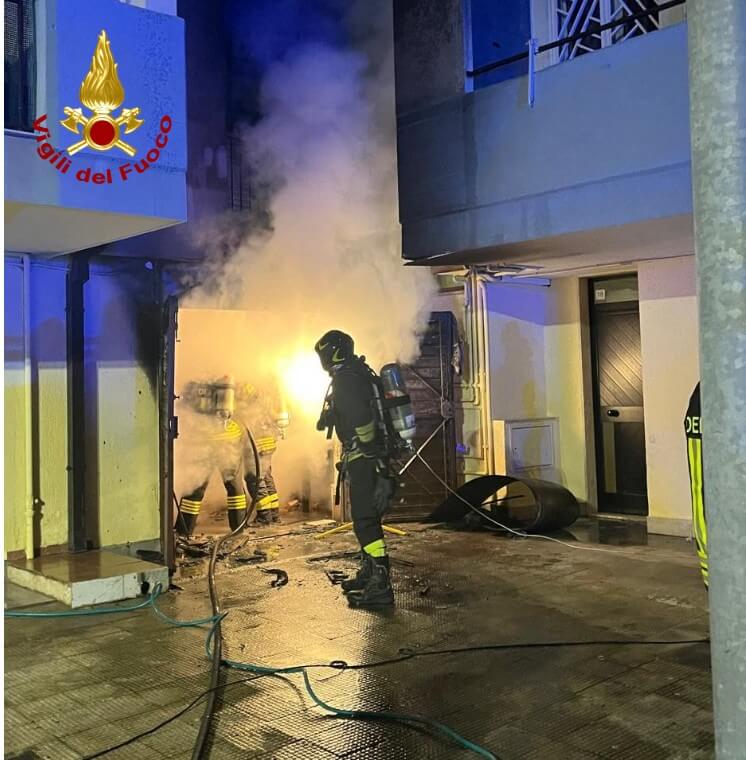 Incendio nel Barese, a fuoco il deposito di un locale a Grumo Appula: nessun ferito – FOTO Incendio nel Barese, a fuoco il deposito di un locale a Grumo Appula: nessun ferito – FOTO