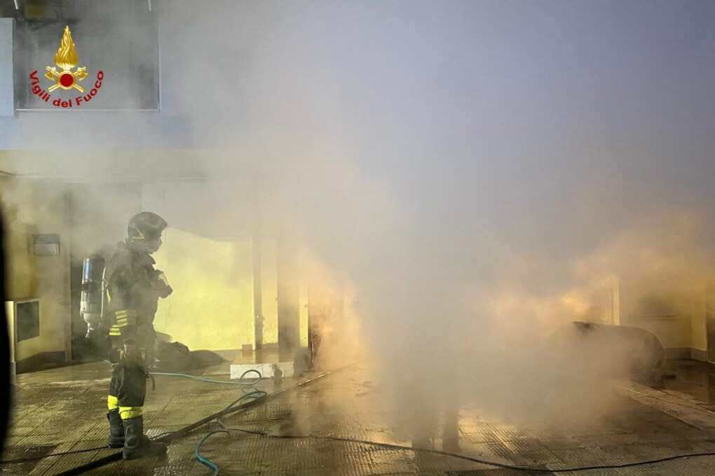 Incendio nel Barese, a fuoco il deposito di un locale a Grumo Appula: nessun ferito – FOTO Incendio nel Barese, a fuoco il deposito di un locale a Grumo Appula: nessun ferito – FOTO