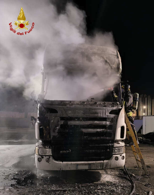 Galleria foto 'Altamura, a fuoco due camion in un autoparco: si indaga. L’intervento dei vigili del fuoco' - foto 2