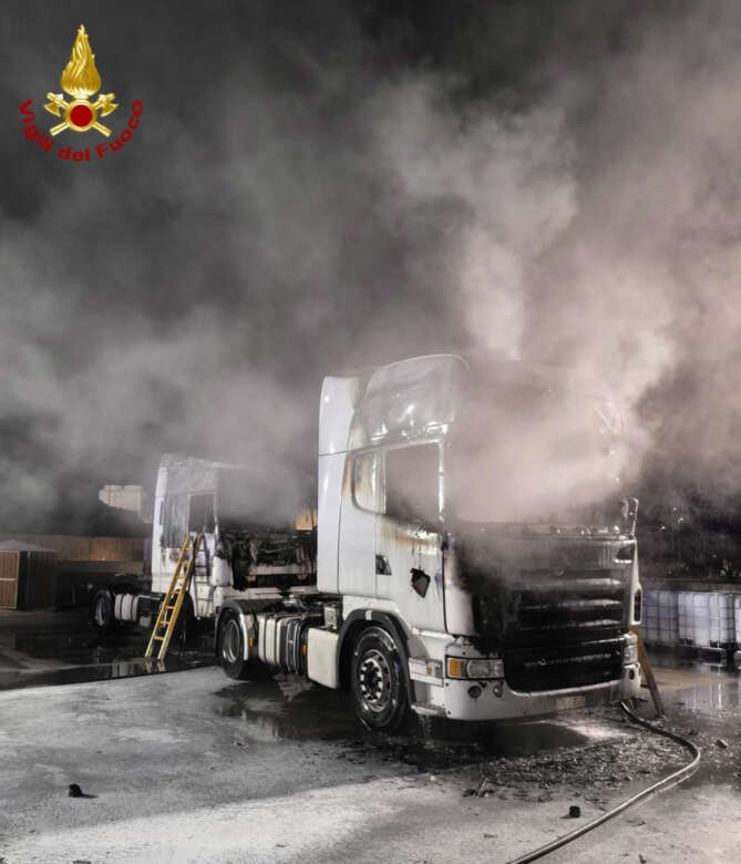 Galleria foto 'Altamura, a fuoco due camion in un autoparco: si indaga. L’intervento dei vigili del fuoco' - foto 1