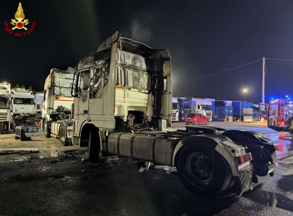 Galleria foto 'Altamura, a fuoco due camion in un autoparco: si indaga. L’intervento dei vigili del fuoco' - foto 3