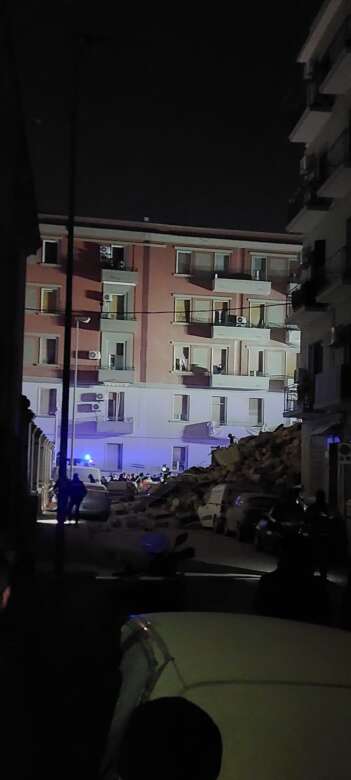 Galleria foto 'Paura a Bari, crolla un palazzo in via De Amicis: si scava tra le macerie per delle presunte vittime – VIDEO' - foto 13