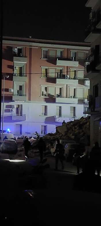 Galleria foto 'Paura a Bari, crolla un palazzo in via De Amicis: si scava tra le macerie per delle presunte vittime – VIDEO' - foto 16