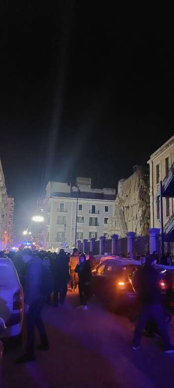 Galleria foto 'Paura a Bari, crolla un palazzo in via De Amicis: si scava tra le macerie per delle presunte vittime – VIDEO' - foto 15