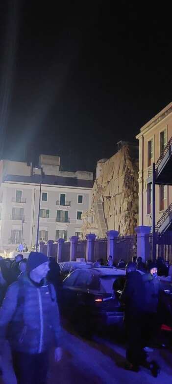 Galleria foto 'Paura a Bari, crolla un palazzo in via De Amicis: si scava tra le macerie per delle presunte vittime – VIDEO' - foto 8