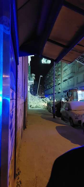 Galleria foto 'Paura a Bari, crolla un palazzo in via De Amicis: si scava tra le macerie per delle presunte vittime – VIDEO' - foto 14