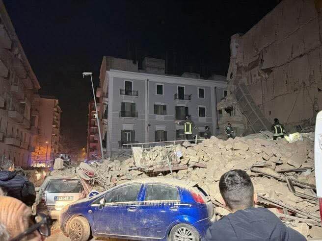 Galleria foto 'Paura a Bari, crolla un palazzo in via De Amicis: si scava tra le macerie per delle presunte vittime – VIDEO' - foto 3