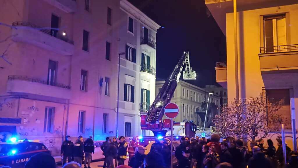 Galleria foto 'Paura a Bari, crolla un palazzo in via De Amicis: si scava tra le macerie per delle presunte vittime – VIDEO' - foto 11
