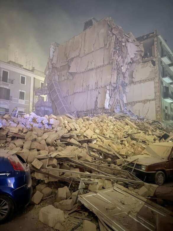 Galleria foto 'Paura a Bari, crolla un palazzo in via De Amicis: si scava tra le macerie per delle presunte vittime – VIDEO' - foto 6