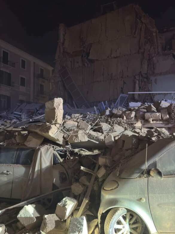 Galleria foto 'Paura a Bari, crolla un palazzo in via De Amicis: si scava tra le macerie per delle presunte vittime – VIDEO' - foto 7
