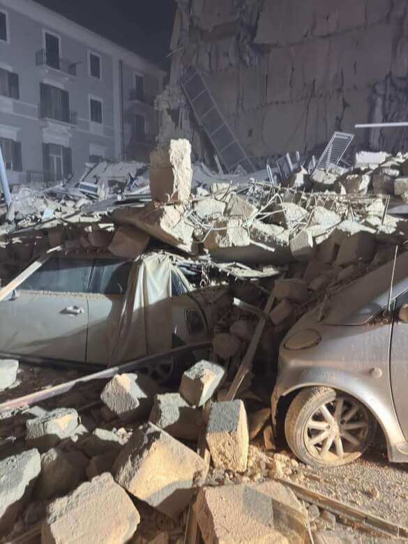 Galleria foto 'Paura a Bari, crolla un palazzo in via De Amicis: si scava tra le macerie per delle presunte vittime – VIDEO' - foto 4