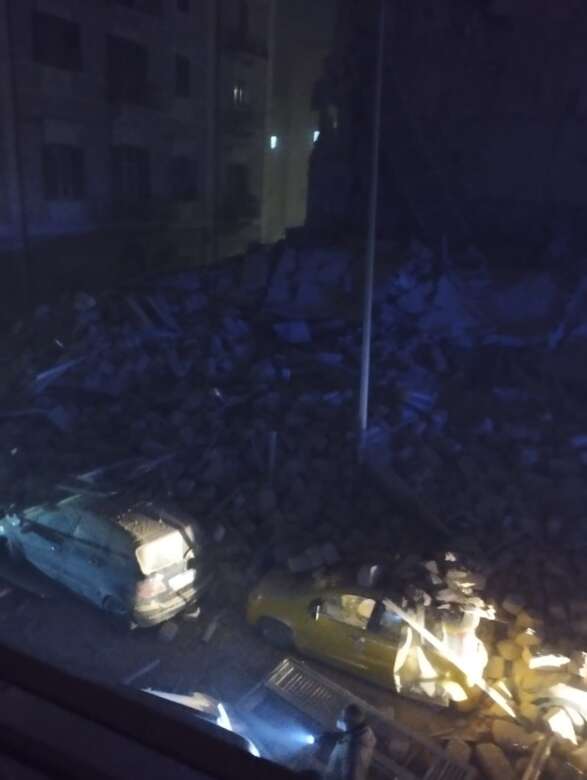 Galleria foto 'Paura a Bari, crolla un palazzo in via De Amicis: si scava tra le macerie per delle presunte vittime – VIDEO' - foto 12