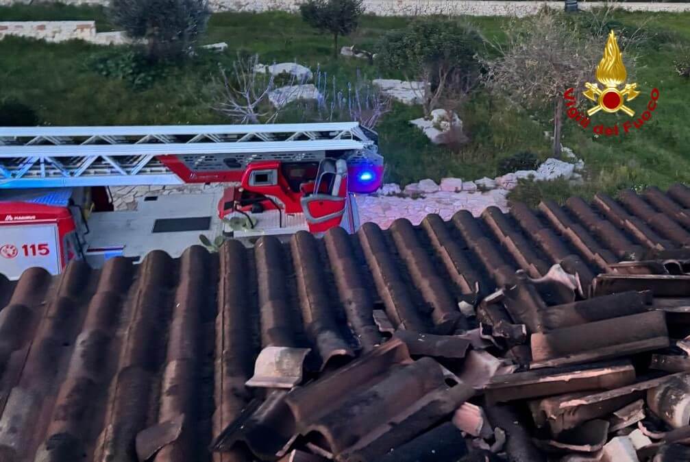 Galleria foto 'Polignano a Mare, a fuoco il sottotetto di una abitazione: nessun ferito, salva la struttura' - foto 2