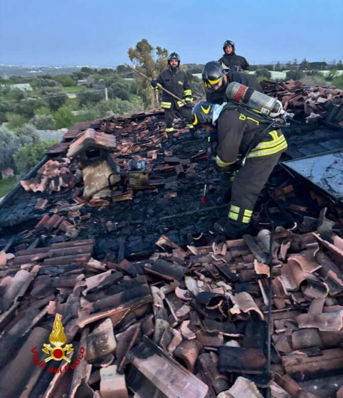 Galleria foto 'Polignano a Mare, a fuoco il sottotetto di una abitazione: nessun ferito, salva la struttura' - foto 1
