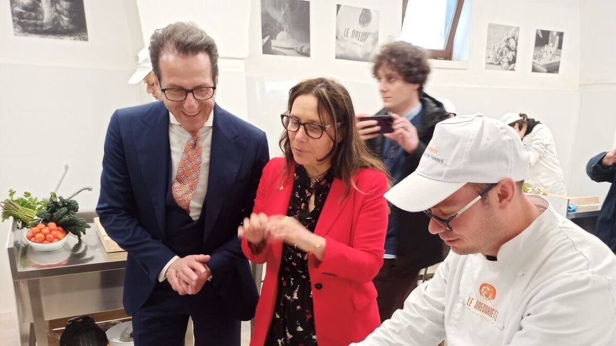 Ostuni, la ministra Locatelli dai ragazzi de “Le orecchiette che vorrei”: «In arrivo la disability card» Ostuni, la ministra Locatelli dai ragazzi de “Le orecchiette che vorrei”: «In arrivo la disability card»