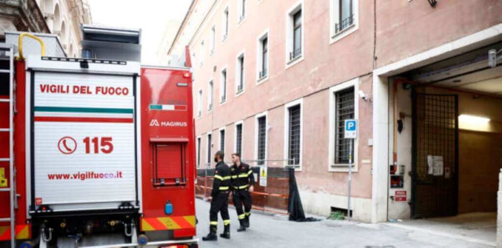 Galleria foto 'Genova, incendio in un’abitazione a Sestri Ponente: un morto. Evacuato lo stabile' - foto 1