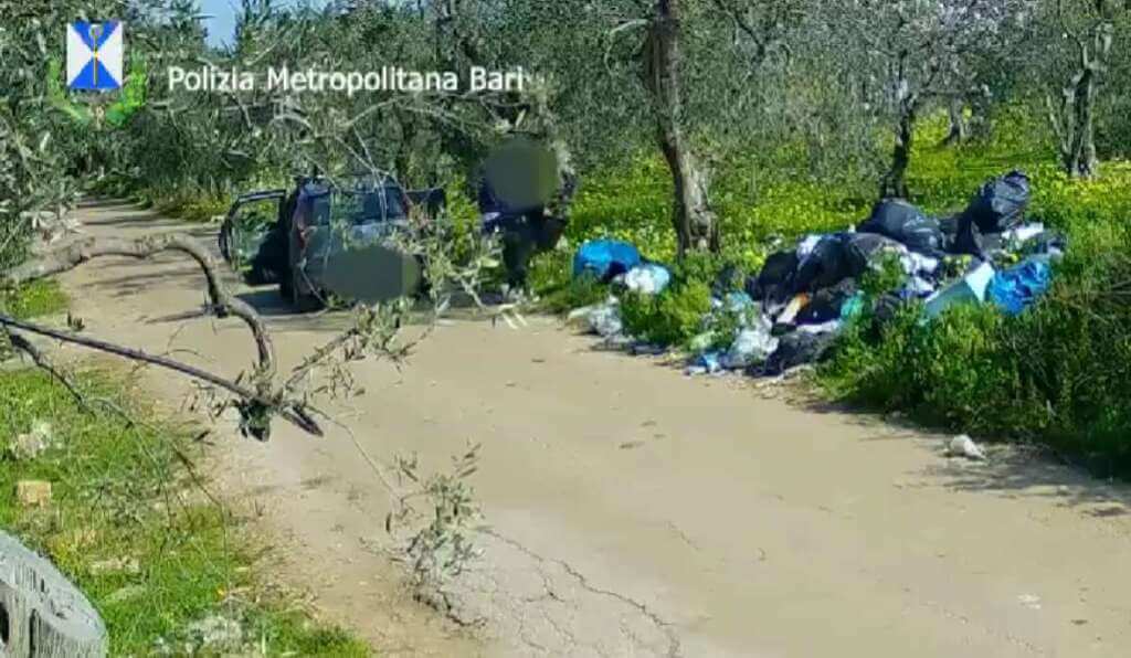 Galleria foto 'Bari, stretta contro l’abbandono dei rifiuti: 108 veicoli sanzionati e oltre 30 denunce – VIDEO' - foto 1