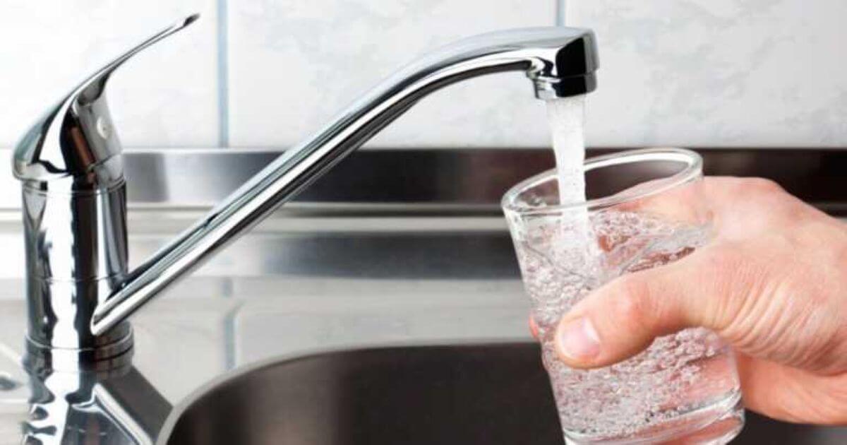 Vi spiego perché dovremmo preferire l’acqua del rubinetto a quella in bottiglia