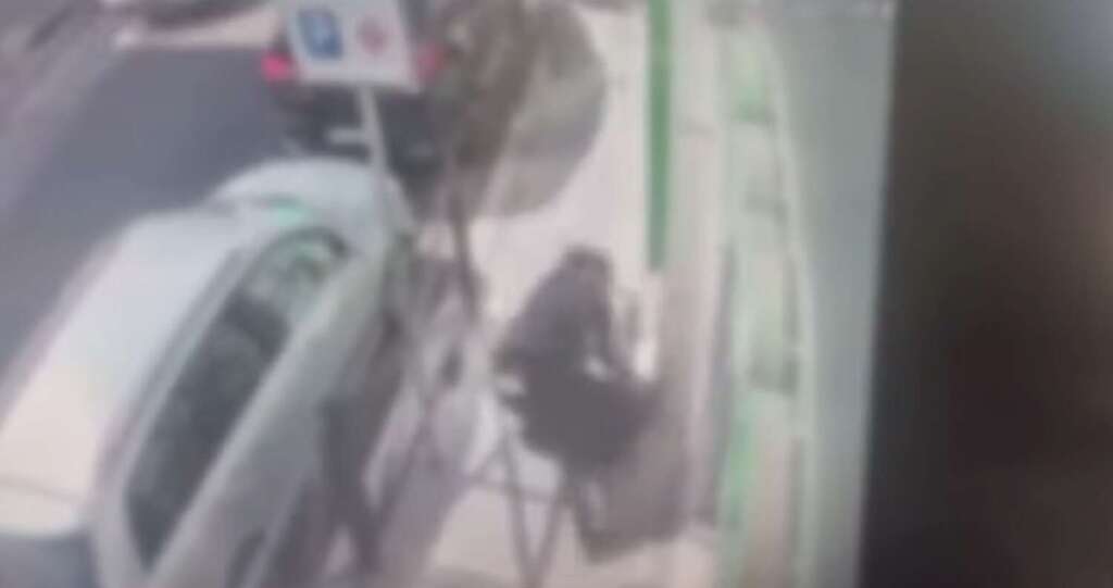 Galleria foto 'Barletta, picchia con una mazza da baseball l’uomo che investì la sorella: arrestati aggressore e vittima' - foto 1