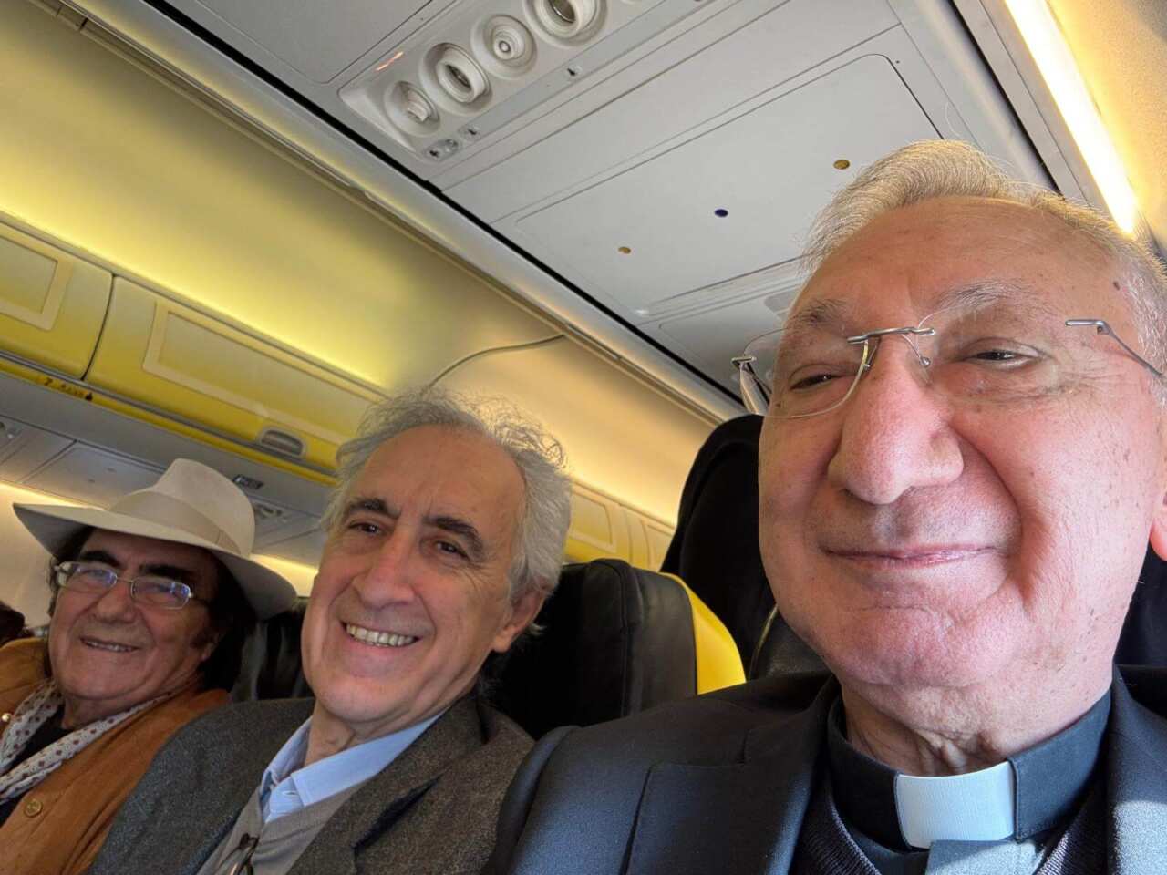 Al Bano, monsignor Santoro e Franco Giuliano in aereo: «Inizia ora missione di Pace a Gerusalemme» Al Bano, monsignor Santoro e Franco Giuliano in aereo: «Inizia ora missione di Pace a Gerusalemme»