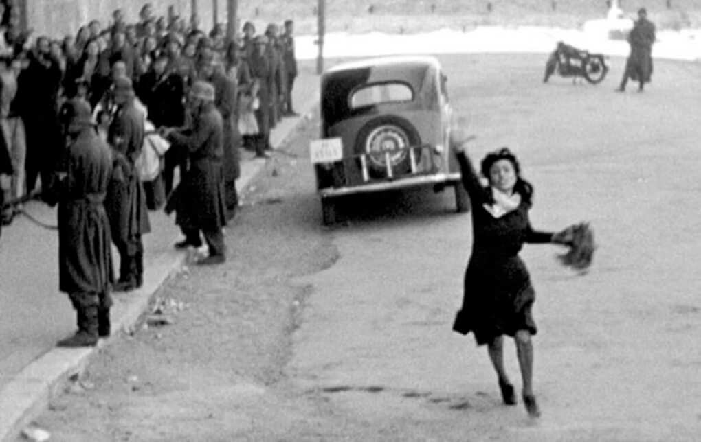 Orfani del neorealismo che offre una visione prospettica delle cose e della memoria Orfani del neorealismo che offre una visione prospettica delle cose e della memoria