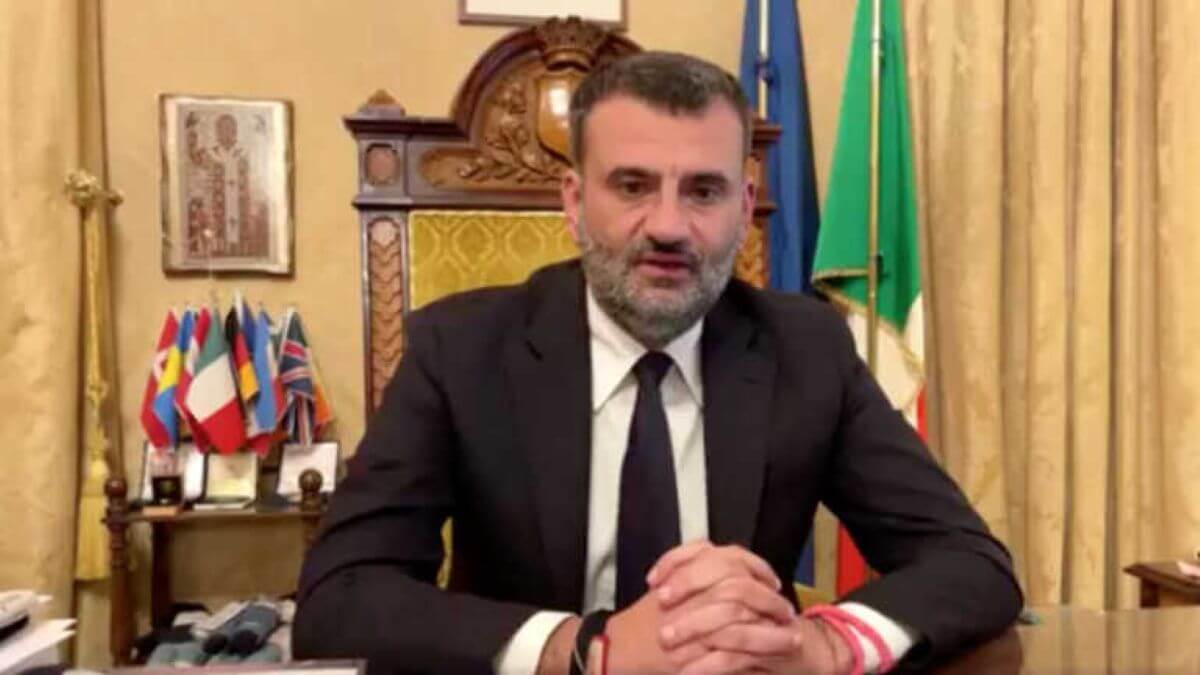 Regionali in Puglia, anche i vendoliani stanno con Decaro. Il M5s temporeggia: «Prima i temi» Regionali in Puglia, anche i vendoliani stanno con Decaro. Il M5s temporeggia: «Prima i temi»