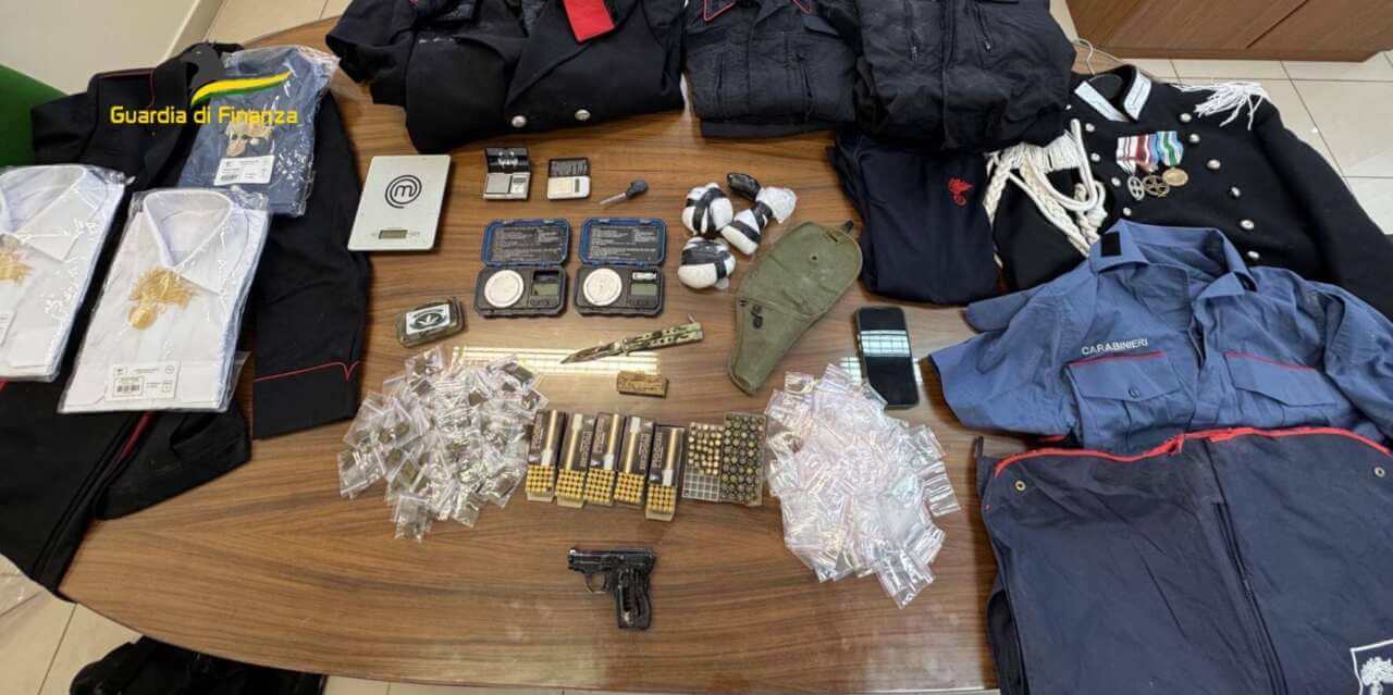 Molfetta, nasconde in cantina armi, droga e uniformi rubate ai carabinieri: arrestato un 21enne – FOTO Molfetta, nasconde in cantina armi, droga e uniformi rubate ai carabinieri: arrestato un 21enne – FOTO