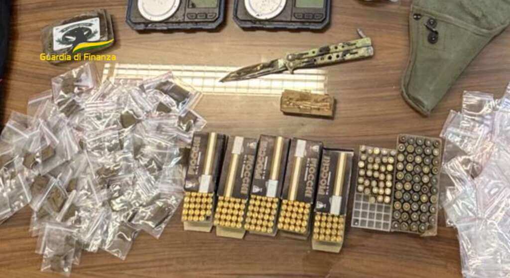 Molfetta, nasconde in cantina armi, droga e uniformi rubate ai carabinieri: arrestato un 21enne – FOTO Molfetta, nasconde in cantina armi, droga e uniformi rubate ai carabinieri: arrestato un 21enne – FOTO