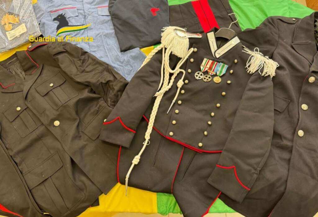 Molfetta, nasconde in cantina armi, droga e uniformi rubate ai carabinieri: arrestato un 21enne – FOTO Molfetta, nasconde in cantina armi, droga e uniformi rubate ai carabinieri: arrestato un 21enne – FOTO