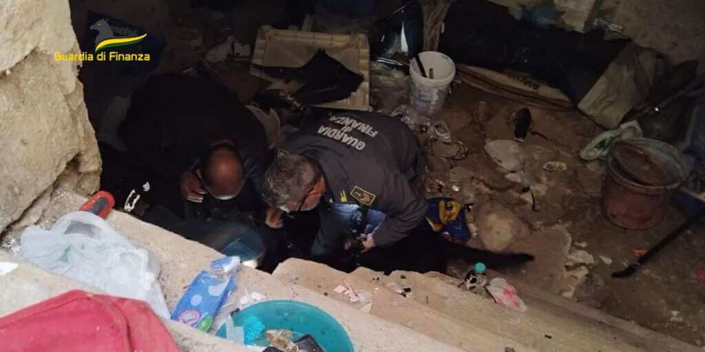 Molfetta, nasconde in cantina armi, droga e uniformi rubate ai carabinieri: arrestato un 21enne – FOTO Molfetta, nasconde in cantina armi, droga e uniformi rubate ai carabinieri: arrestato un 21enne – FOTO
