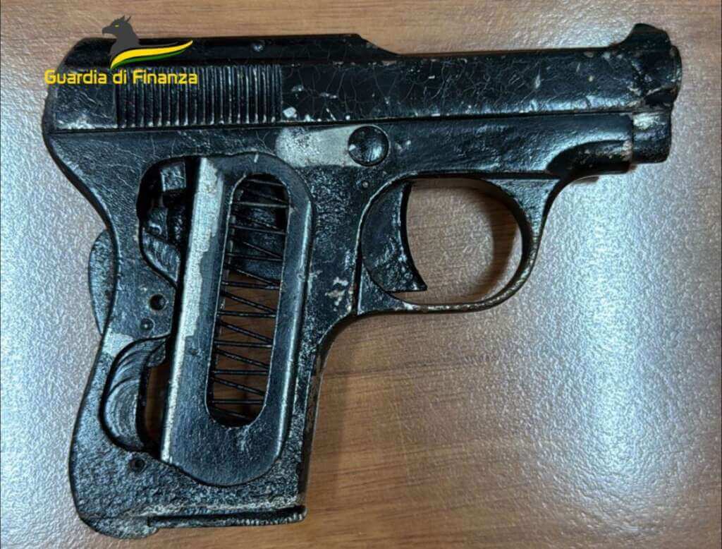 Molfetta, nasconde in cantina armi, droga e uniformi rubate ai carabinieri: arrestato un 21enne – FOTO Molfetta, nasconde in cantina armi, droga e uniformi rubate ai carabinieri: arrestato un 21enne – FOTO