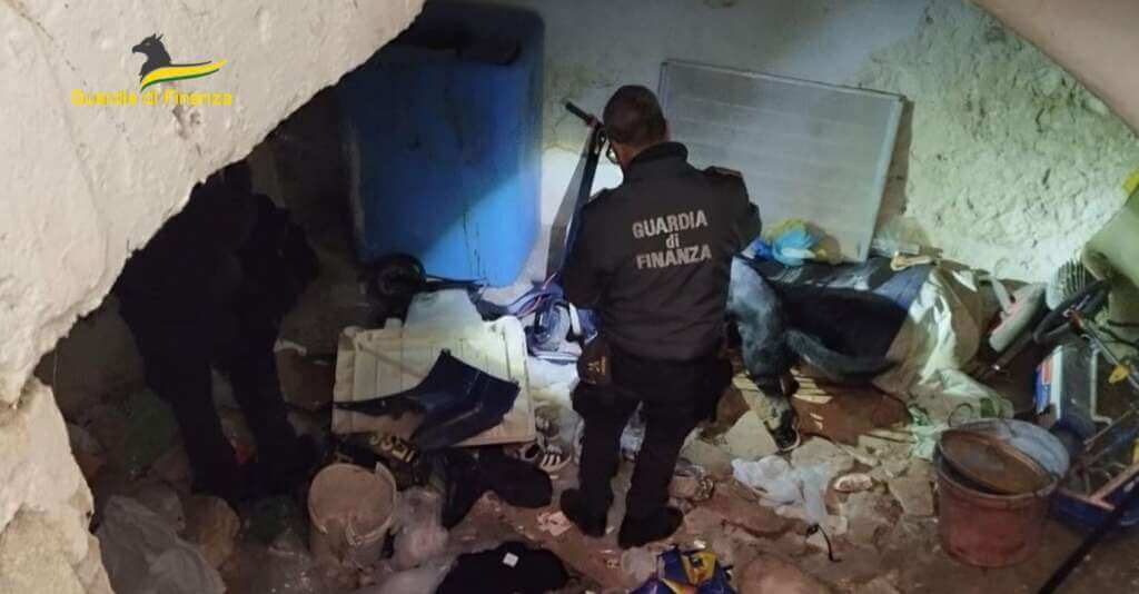 Molfetta, nasconde in cantina armi, droga e uniformi rubate ai carabinieri: arrestato un 21enne – FOTO Molfetta, nasconde in cantina armi, droga e uniformi rubate ai carabinieri: arrestato un 21enne – FOTO