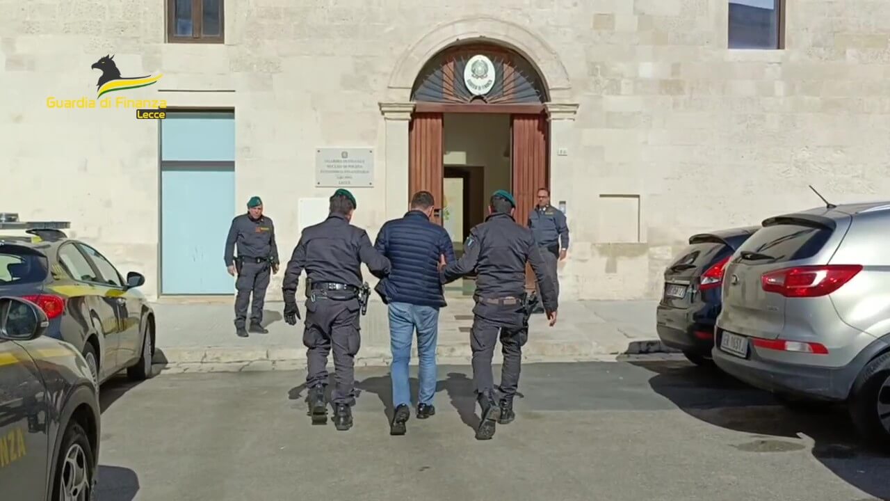 Lecce, incendia l’auto in cui dorme una coppia di senza fissa dimora: arrestato – VIDEO Lecce, incendia l’auto in cui dorme una coppia di senza fissa dimora: arrestato – VIDEO