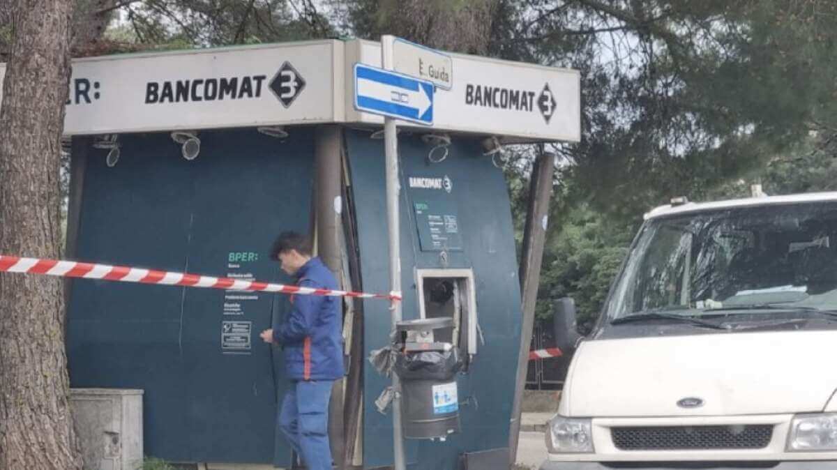 Matera, assalto al bancomat nella notte: bottino da quantificare. Indaga la polizia
