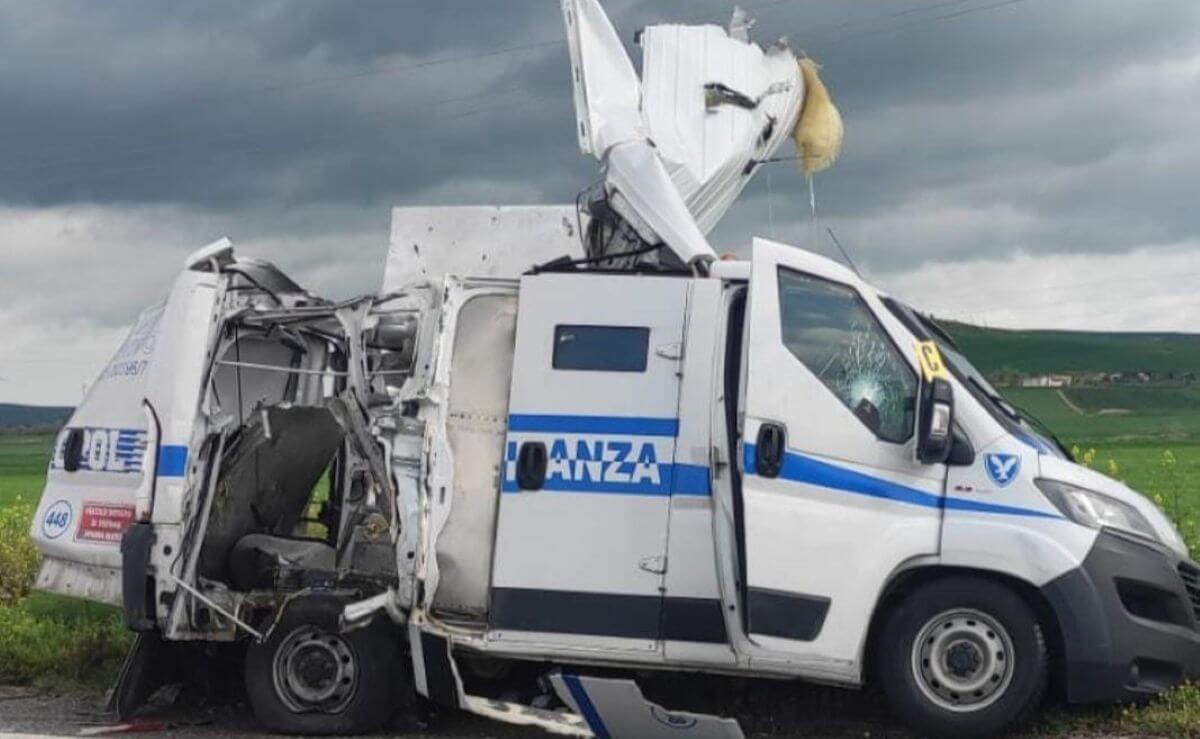 Assalto al portavalori al confine tra Puglia e Basilicata: bloccata la “Bradanica”. Bottino da 400mila euro